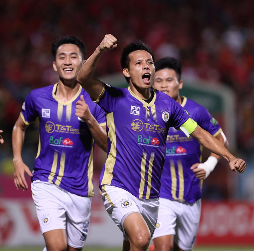 Văn Quyết dẫn dắt hàng công Hà Nội FC. Ảnh VPF.