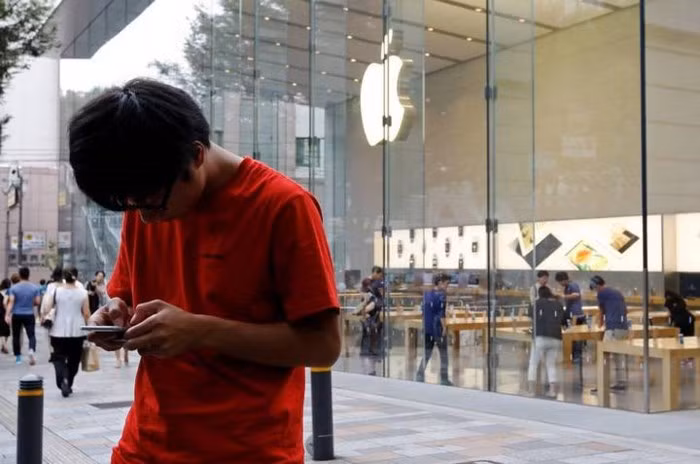 Apple thừa nhận đã không nói với người dùng về việc làm chậm iPhone - Ảnh 1