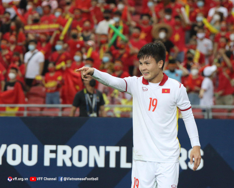 HLV Mano Polking của ĐT Thái Lan chứng kiến phong độ của số 19 cũng đưa ra lời khuyên: “Cầu thủ giỏi như Quang Hải đừng nên chờ giải đấu trong nước để tiến bộ". Ảnh VFF