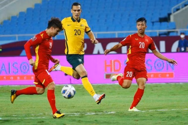 Giới thiệu nhận sự mới và ĐT Việt Nam đành chấp nhận thua đậm 4-0. Ảnh VFF