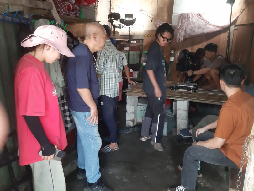 Đạo diễn Nguyễn Danh Dũng (người mặc áo xanh) đang hướng dẫn một cảnh quay