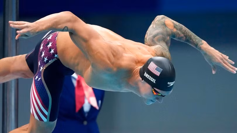 Ngôi sao 25 tuổi của Mỹ đã không làm thất vọng khi lần lượt về đích đầu tiên đường đua 100 mét bơi bướm, 100 mét tự do, 4x100 mét tiếp sức hỗn hợp nam, 4x100 mét tiếp sức tự do nam, 50 mét tự do. Ảnh AP.