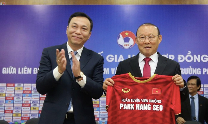 Lễ kí kết giữa thầy Park và VFF đã thu hút sự quan tâm không nhỏ từ truyền thông và dư luận Việt Nam, khu vực Đông Nam Á và cả Hàn quốc, quê hương ông. Ảnh AT