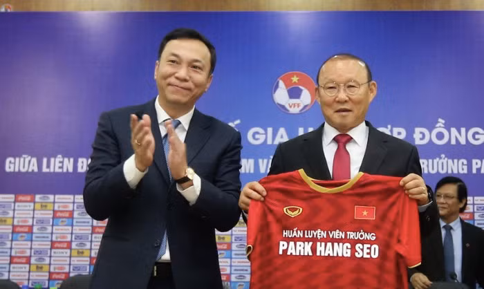Lễ kí kết giữa thầy Park và VFF đã thu hút sự quan tâm không nhỏ từ truyền thông và dư luận Việt Nam, khu vực Đông Nam Á và cả Hàn quốc, quê hương ông. Ảnh AT