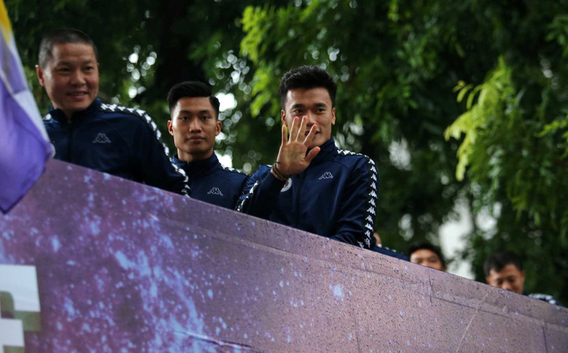 Có 2 tấm huy chương vàng nhưng thủ môn Bùi Tiến Dũng chưa thể nở nụ cười mãn nguyện sau khi khép lại mùa bóng 2019. Ảnh AT