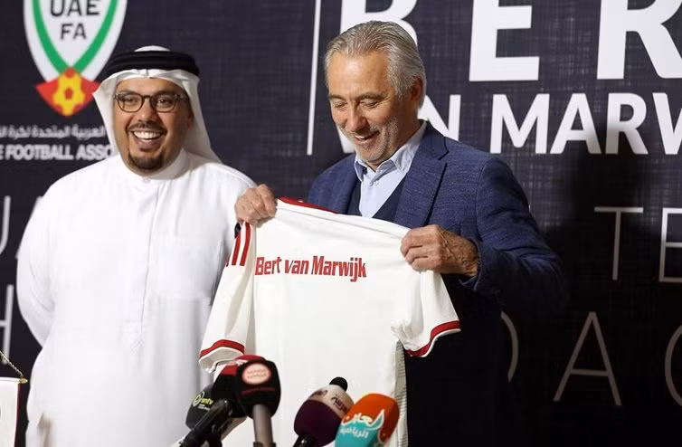 “Chúng tôi sẽ lấy trọn 3 điểm trên sân Mỹ Đình” HLV Bert Van Marwijk chia sẻ. Ảnh CNN