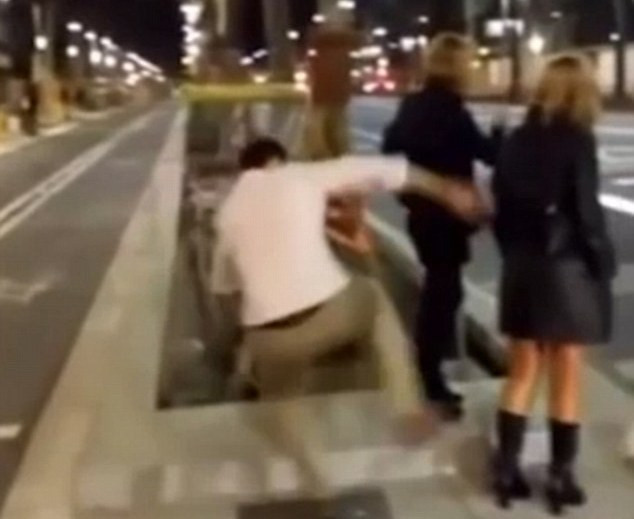 Làm video đá ngã người phụ nữ, Youtuber bị phạt hơn 70 ngàn USD - Ảnh 2