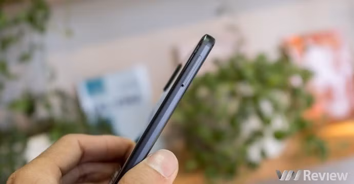 Cận cảnh Sharp Aquos S3 đầu tiên tại Việt Nam: màn tai thỏ 6 inch, Snapdragon 630, giá dự kiến 11 triệu đồng - Ảnh 8