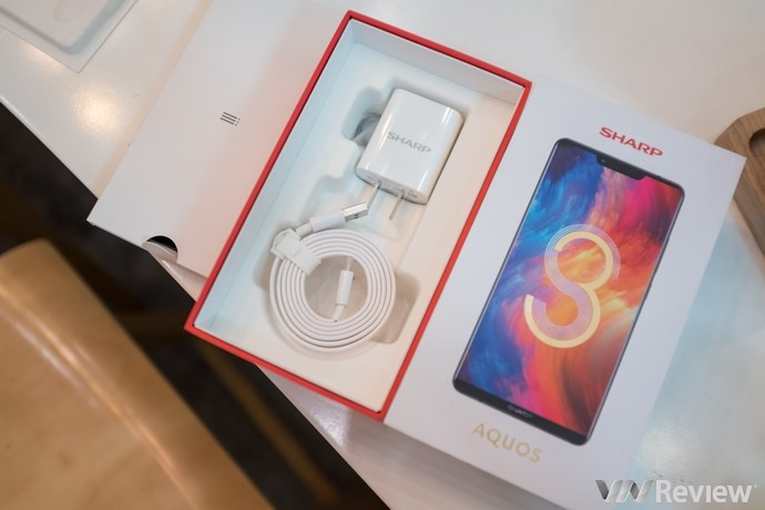 Cận cảnh Sharp Aquos S3 đầu tiên tại Việt Nam: màn tai thỏ 6 inch, Snapdragon 630, giá dự kiến 11 triệu đồng - Ảnh 4