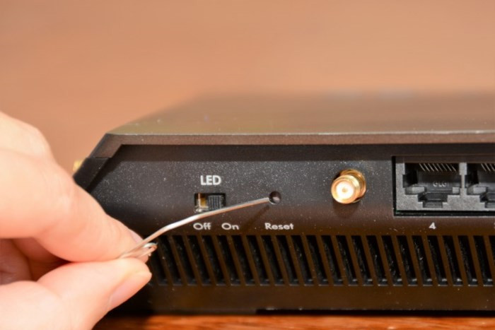 Hướng dẫn reset bộ định tuyến WiFi (WiFi router) về mặc định nhà sản xuất - Ảnh 2