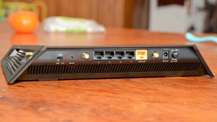 Hướng dẫn reset bộ định tuyến WiFi (WiFi router) về mặc định nhà sản xuất - Ảnh 1