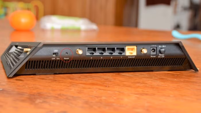 Hướng dẫn reset bộ định tuyến WiFi (WiFi router) về mặc định nhà sản xuất - Ảnh 1