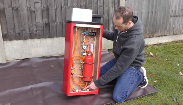 Đây là chiếc bật lửa lớn nhất thế giới, mạnh không khác gì súng phun lửa - Ảnh 2