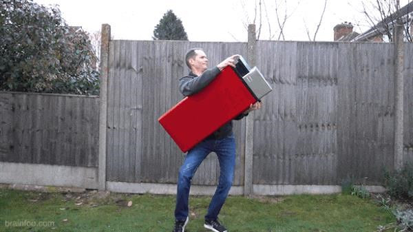 Đây là chiếc bật lửa lớn nhất thế giới, mạnh không khác gì súng phun lửa - Ảnh 1