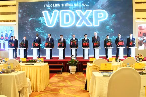 Thủ tướng Chính phủ và các đại biểu bấm nút khai trương Trục liên thông văn bản quốc gia.