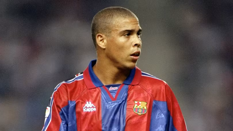 "Người ngoài hành tinh" Ronaldo với cái giá 19,5 triệu USD đã giúp Barca cuốn phăng các đối thủ khác trên con đường giành cú ăn 3 Cúp C2, Cúp Nhà Vua và Siêu Cúp TBN. Ảnh Barca.