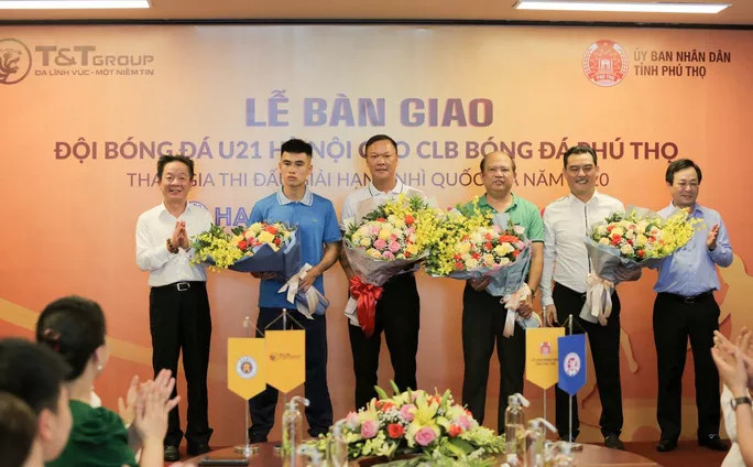 Sau khi bàn giao Hồng Lĩnh Hà Tĩnh, Sài Gòn FC, hôm qua bầu Hiển tiếp tục bàn giao nguyên đội U21 Hà Nội cho Phú Thọ. Ảnh PTFC