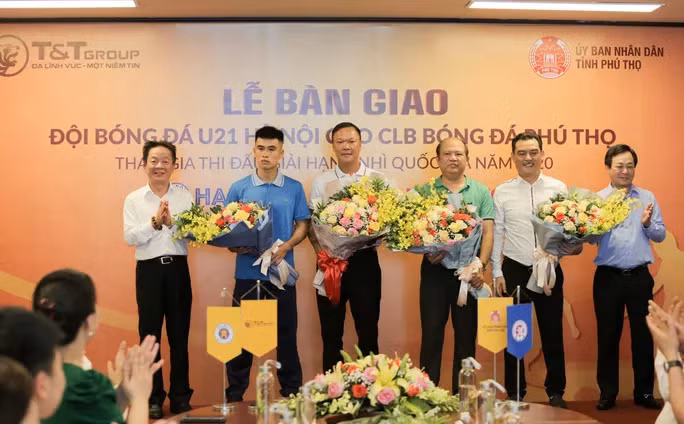 Sau khi bàn giao Hồng Lĩnh Hà Tĩnh, Sài Gòn FC, hôm qua bầu Hiển tiếp tục bàn giao nguyên đội U21 Hà Nội cho Phú Thọ. Ảnh PTFC