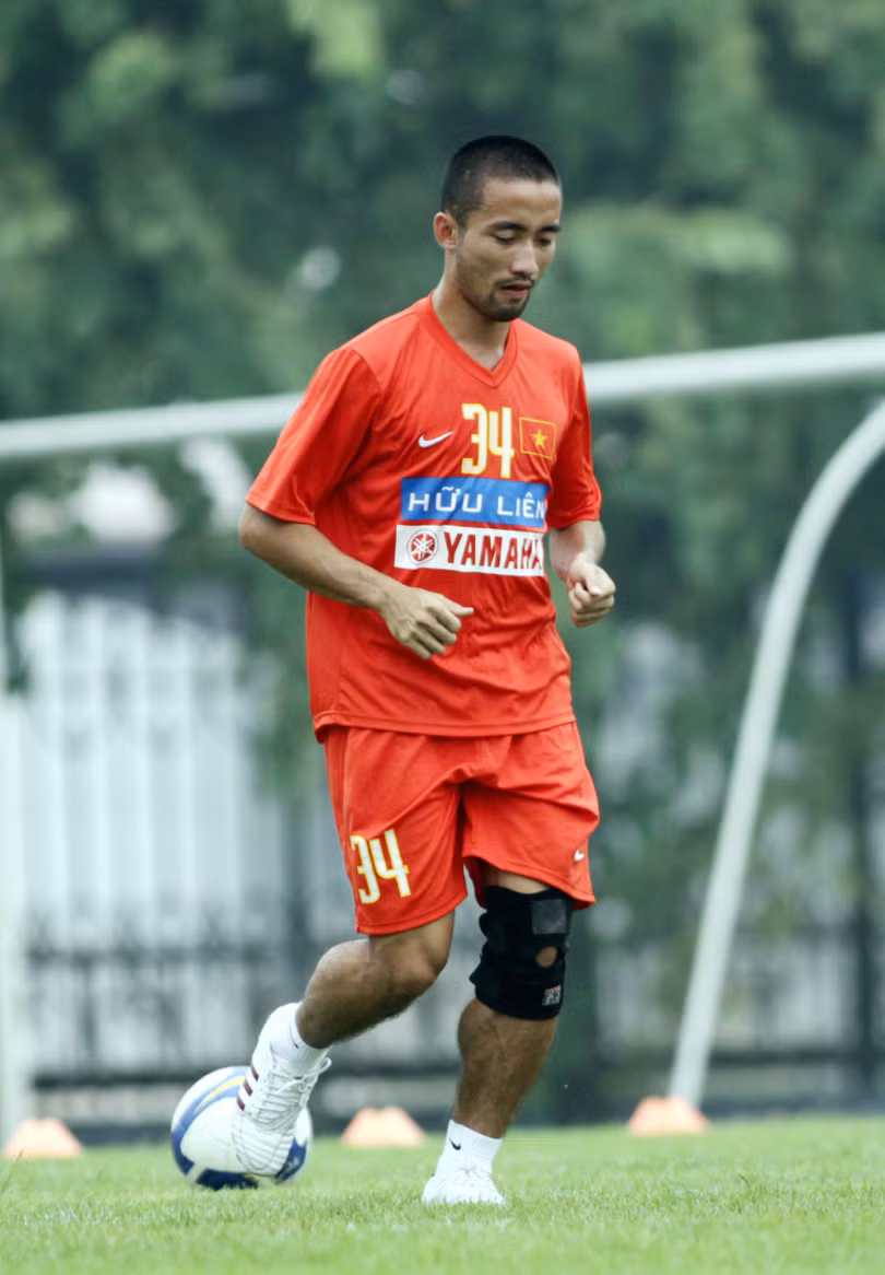 Dưới thời HLV Henrique Calisto, Công Minh là một trong hai quân bài chủ lực nơi tuyến giữa của các lứa đội tuyển. Ảnh VFF.