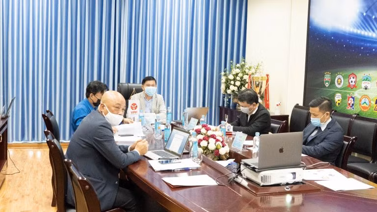 Bản thân VPF cũng chỉ muốn có cuộc họp để xã hội biết mình đang quan tâm đến các CLB, chứ bản thân bầu Tú biết rõ có nhiều quyết định mà ngay cả tầm VFF cũng còn khó giải quyết. Ảnh VPF