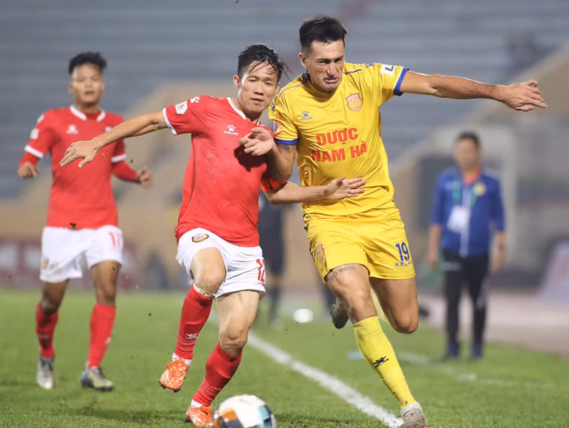 “Lão tướng” Lê Tấn Tài sinh năm 1984 chính là cầu thủ chinh chiến nhiều nhất của tân binh V.League. Ảnh VPF 