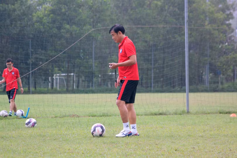 Ra đi để quay về, 12 năm sau ông thầy xứ Quảng đã trở lại Đà Nẵng. Ảnh CLB ĐN.