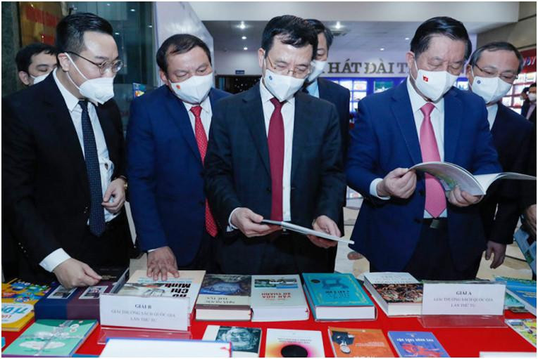 Các đại biểu tham quan các gian triển lãm sách