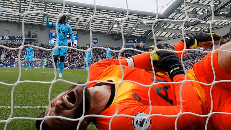 Tottenham vừa bị thua đậm 0-3, lại thiệt người. Ảnh Reutes