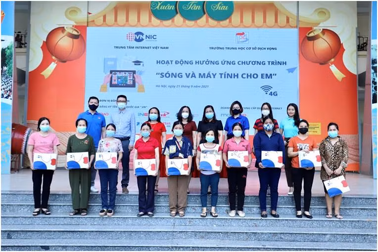 Đại diện VNNIC trao quà cho các em ở trường THCS Dịch vọng, Hà Nội. Ảnh Mic