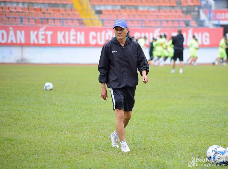 HLV Ngô Quang Trường, ra đi là để quay về. Ảnh SLFC.