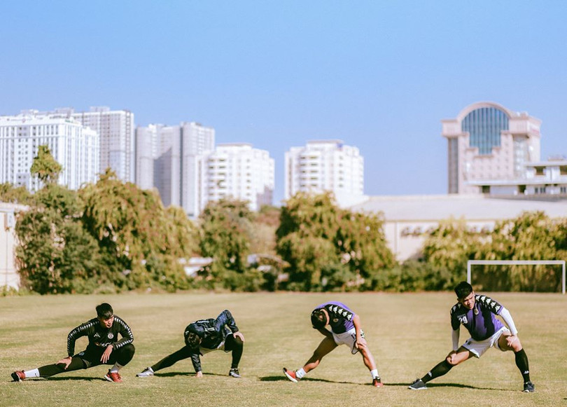 Các cầu thủ Hà Nội đã bắt đầu khởi động chuẩn bị mùa bóng 2020. Ảnh HNFC.