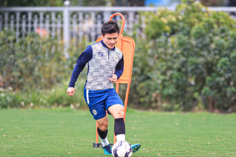 Quang Hải di hay ở? Ảnh HNFC.