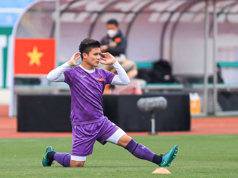 Hiện Hà Nội FC đang cố gắng thuyết phục Quang Hải ngôi sao sáng nhất của sân cỏ Việt Nam tái ký hợp đồng. Ảnh HNFC.