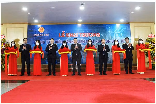 Các đại biểu cắt băng khai trương Hệ thống Trung tâm điều hành. Ảnh Mic