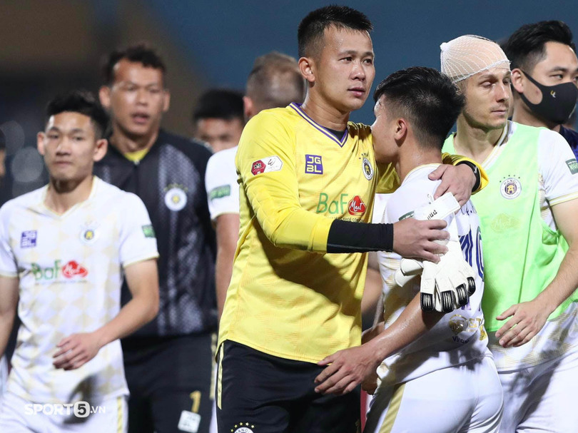 Quang Hải trong vòng tay đồng đội. Ảnh SP5