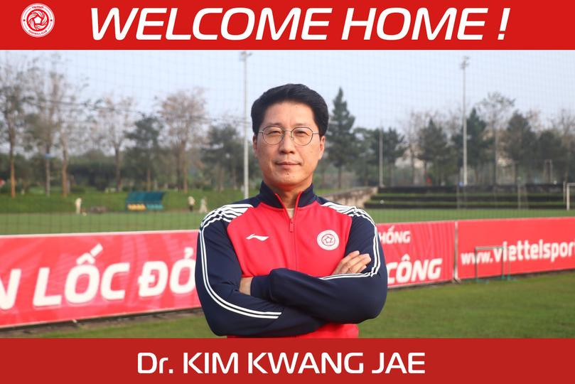 Bác sĩ Kim được đánh giá là người có tay nghề tốt nhất V.League. Ảnh VT