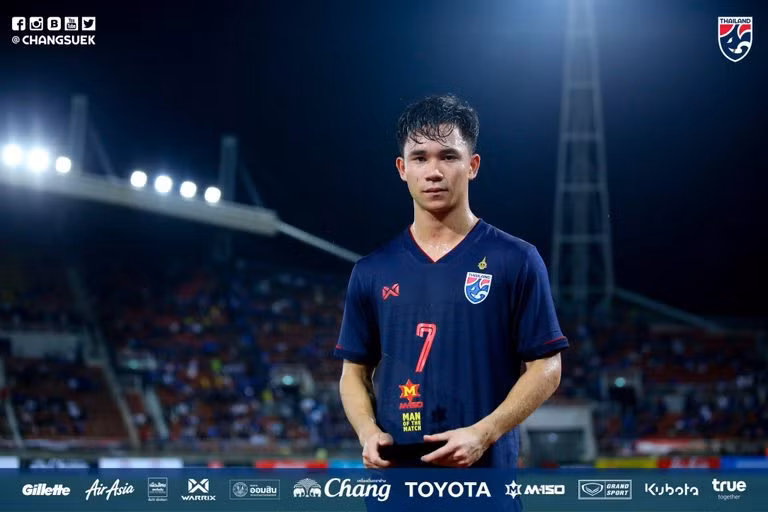 Tiền vệ 21 tuổi Supachok Sarachat đã được ban tổ chức bình chọn cho danh hiệu cầu thủ xuất sắc nhất trận đấu giữa Thái Lan và Việt Nam. Ảnh Changsuke.