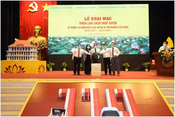 Các đại biểu nhấn nút khai mạc triển lãm. Ảnh Mic