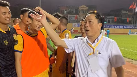 Bầu Đệ đang đứng trước những thử thách không nhỏ của lượt về. Ảnh VPF.