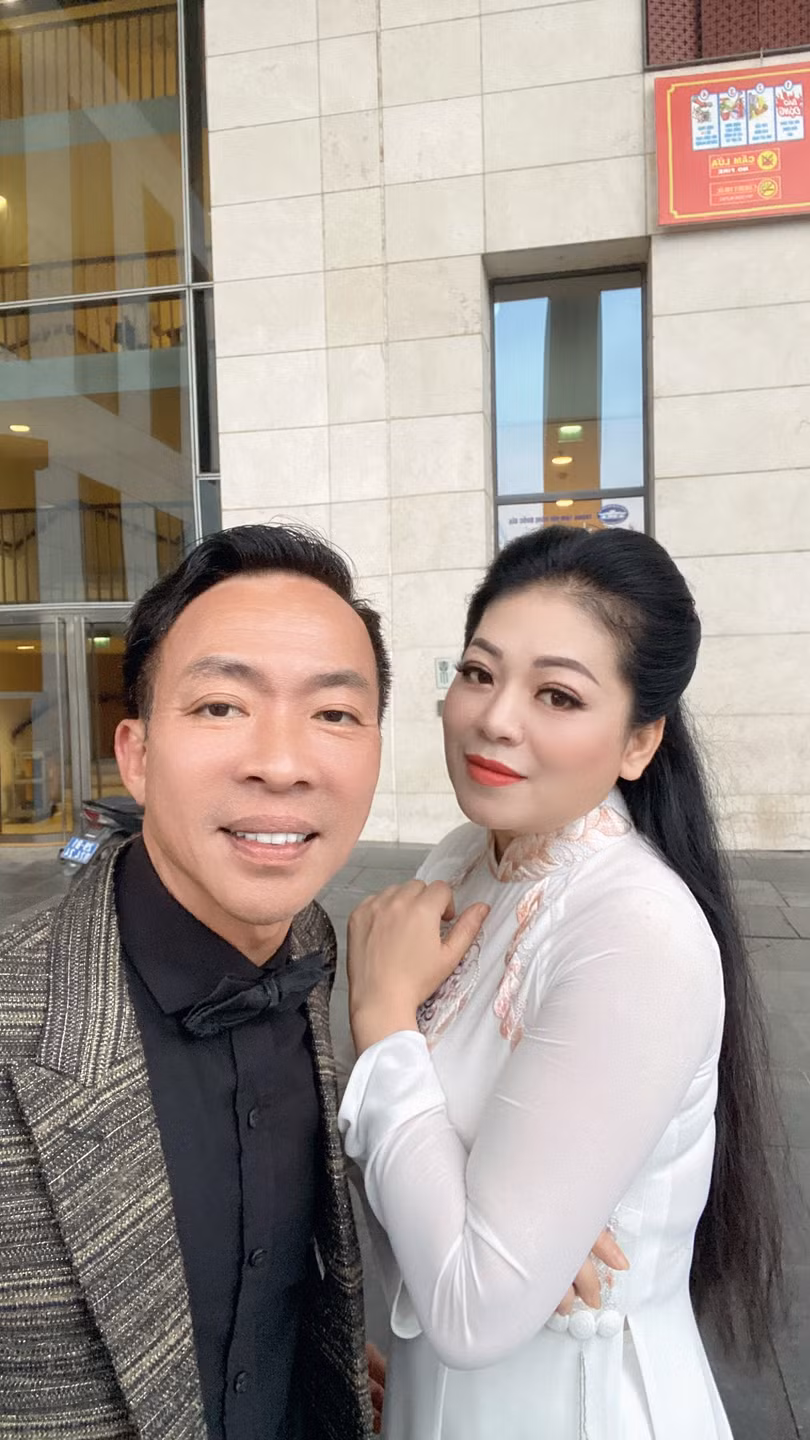 NSUT Việt Hoàn và ca sĩ Anh Thơ