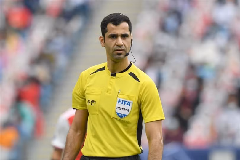 Tiếng còi của trọng tài chính Abdulrahman Ibrahim Al-Jassim về tình huống không thổi penalty sẽ còn được tranh cãi. Ảnh VFF