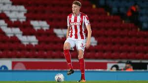 Việc đang khoác áo CLB Stoke City ở Championship (giải hạng 2 của bóng đá Anh), đội bóng nổi tiếng với lối chơi bóng bổng kiểu Anh là điều kiện thuận lợi cho cầu thủ cao 1m98 rèn luyện khả năng không chiến của mình. Ảnh AP.