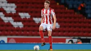 Việc đang khoác áo CLB Stoke City ở Championship (giải hạng 2 của bóng đá Anh), đội bóng nổi tiếng với lối chơi bóng bổng kiểu Anh là điều kiện thuận lợi cho cầu thủ cao 1m98 rèn luyện khả năng không chiến của mình. Ảnh AP.