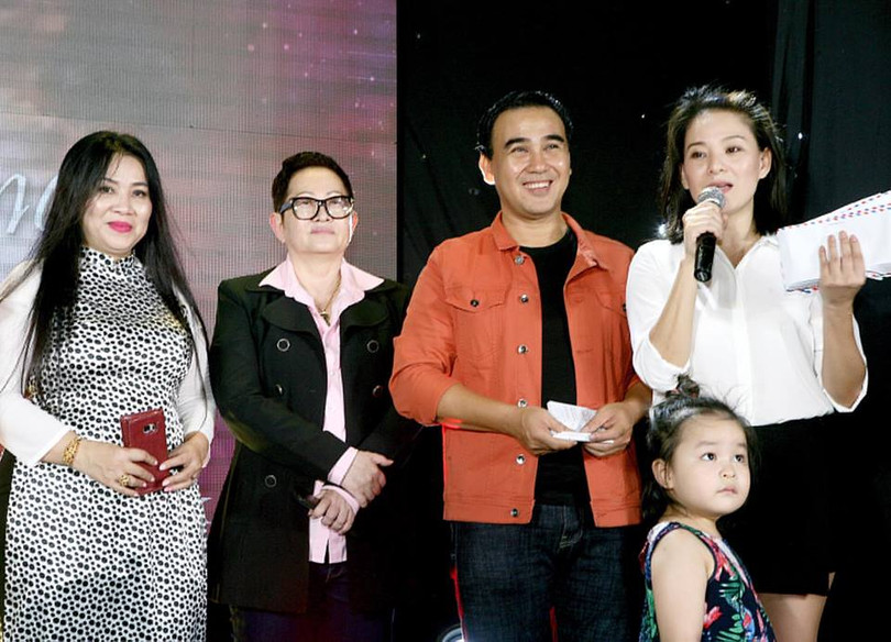 Trong vai trò MC, chị và các nghệ sĩ TP.HCM thực hiện chương trình từ thiện Trao yêu thương (ảnh NV cung cấp)