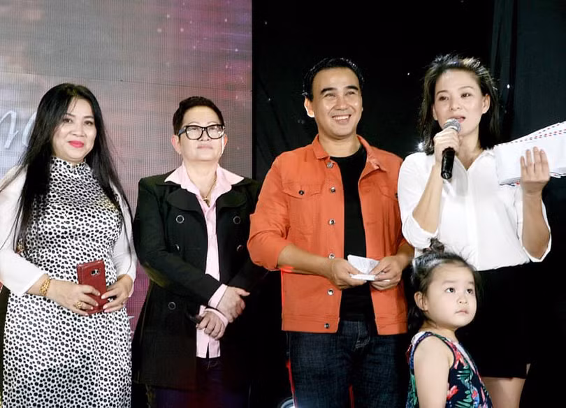 Trong vai trò MC, chị và các nghệ sĩ TP.HCM thực hiện chương trình từ thiện Trao yêu thương (ảnh NV cung cấp)