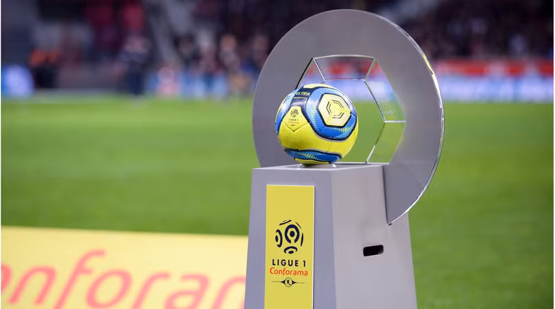 Chính phủ Pháp tuyên bố cấm mọi hoạt động thể thao trở lại trước tháng Chín, bất kể là thi đấu với sân trống hay không. Ảnh AP.