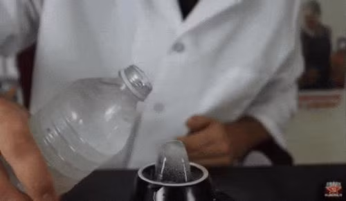 8 thí nghiệm khoa học đơn giản nhưng khá thú vị bạn có thể thử làm tại nhà - Ảnh 7