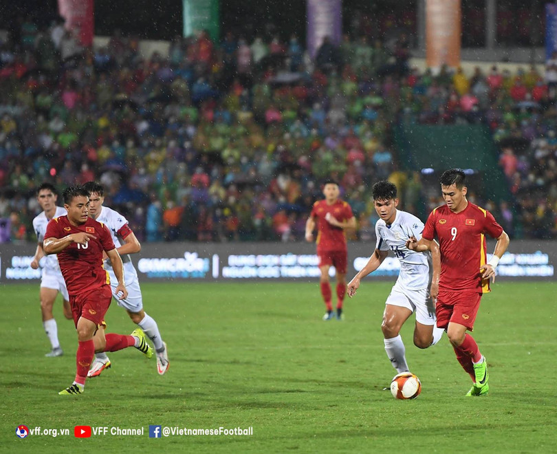 Tiến Linh đã bị theo kèm suốt 90 phút. Ảnh VFF