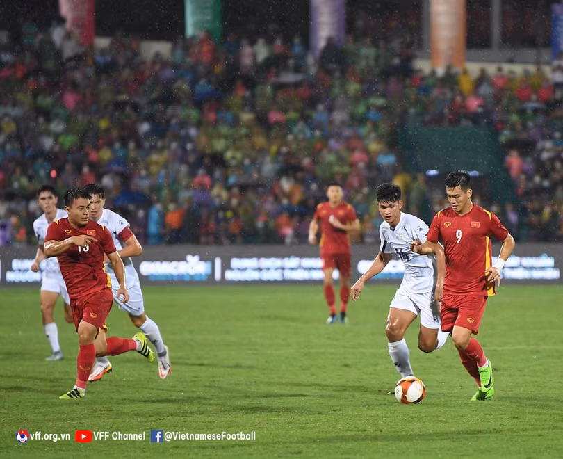 Tiến Linh đã bị theo kèm suốt 90 phút. Ảnh VFF Tiến Linh đã bị theo kèm suốt 90 phút. Ảnh VFF