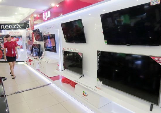 Có nên mua tivi, máy lạnh hàng trưng bày đang ồ ạt 'xả' sau Tết? - Ảnh 1